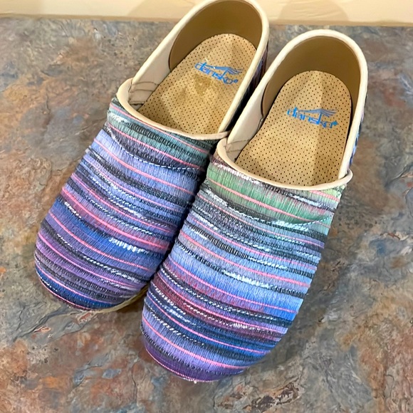 Excellent Vegan Dansko Clogs - Picture 2 of 11
